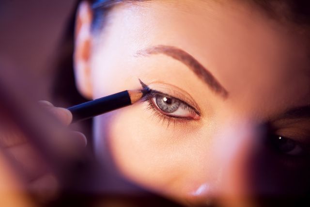 what causes eyeliner flaking