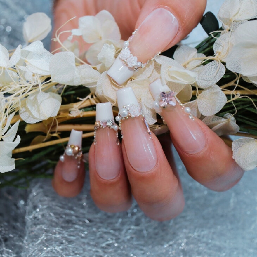 Modern Wedding Manicures: 17 Sparkling Bridal Nail Ideas